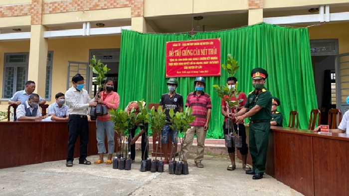 Đảng ủy - Ban Chỉ huy Quân sự huyện Lắk tặng giống cây mít thái hỗ trợ bà con Buôn kết nghĩa